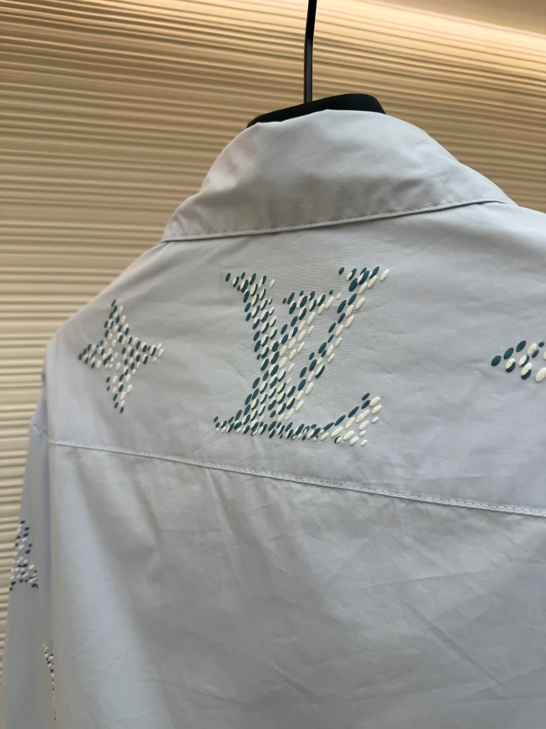 LOUIS VUITTON solid color lapel button-down long-sleeved shirt ●Original version: purchased and developed by 10530 ●Item number: 1681882-A55 ●Fabric: cotton fabric ●Technology: laser burning ●Color: blue ●Version: fitted version ●Weight: about 290 grams ●Size: S-M-L-XL ●Description: - The fabric is made of high-count combed cotton and has been pre-shrunk, making it soft to the touch and not easily deformed; the ready-made garments have been lightly distressed and washed to give them a natural and relaxed texture. The pattern part adopts hand-drilling technology: the small rhinestones are arranged according to the outline of LV's classic Monogram logo, and fixed one by one with invisible fishing lines. The diamond surface is densely arranged and highly flat, and has a delicate luster under the refraction of light. It is cut in a loose-shoulder silhouette, and the neckline is shaped with double-layer interlining. The placket is a single-row concealed placket design, the buttons are matte resin buttons of the same color, and the edges are hand-stitched. The cuffs are wide-sided and folded, and an invisible elastic band is added on the inside to maintain a drapey feel and prevent it from slipping off. The overall craftsmanship takes into account both sophistication and practical wearability. The overall wiring is straight and delicate, the fabric is comfortable and soft, and the color is consistent without color difference. It can be matched with the same style to create a fashionable look and control various occasions. Customized accessories, complete with three standards, same style for men and women!